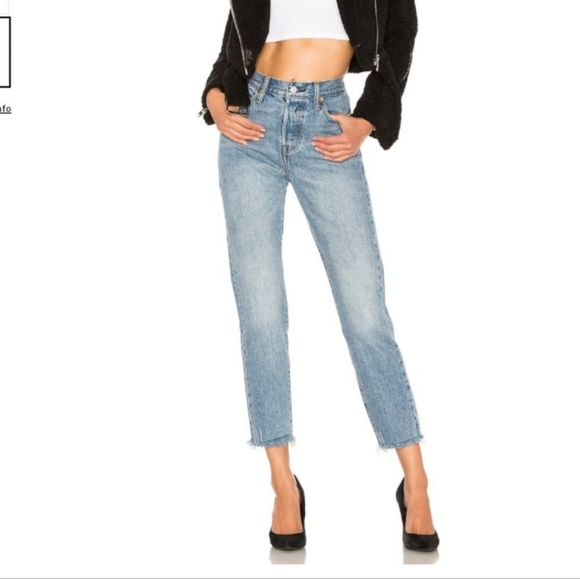 Levi's Denim - EUC Levis Wedgie Freyed Hem Light Wash size 27